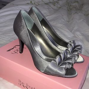 ***LIKE NEW*** Nina Silver cloth heels